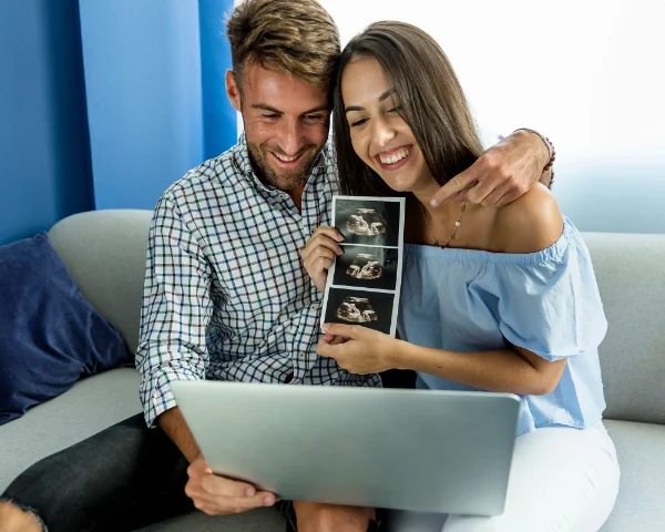 Couple qui annonce un bébé à venir
