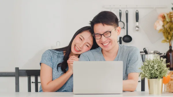 Couple heureux en découvrant les gentils messages de leurs amis