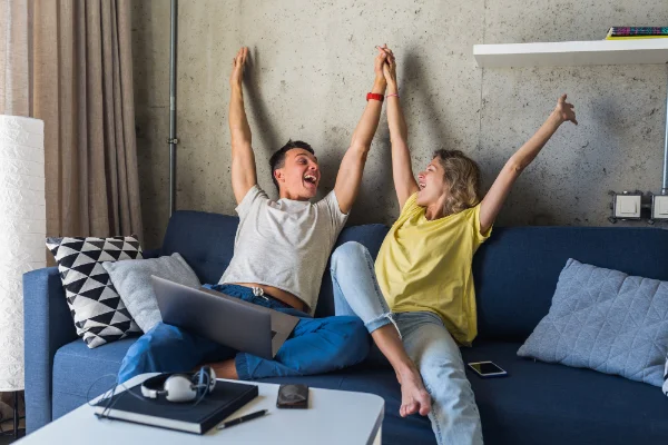 Les gagnants du sondages expriment leur joie