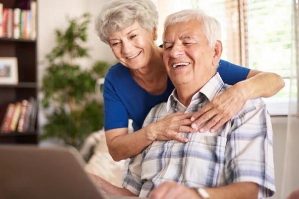 Les grands parents qui se divertissent en jouant aux pronostics du bébé