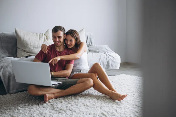 Couple qui rigole en lisant les prénoms proposés par leur proches