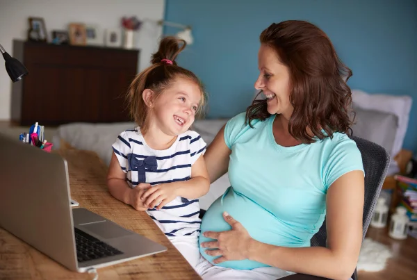 Maman enceinte avec sa fille